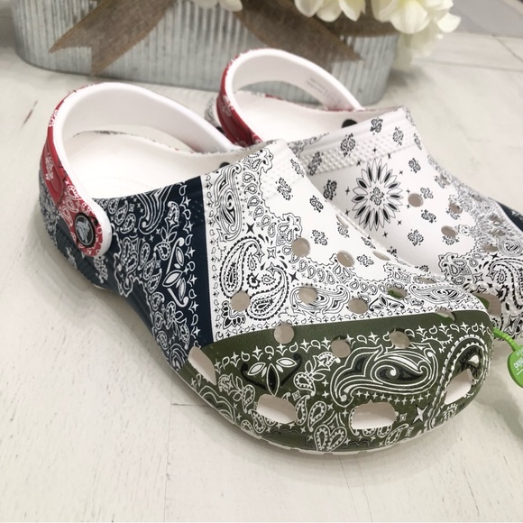 CROCS Classic Bandana White Multicolor Clogs Unisex Sz W7-M5 NWT - Picture 4 of 16